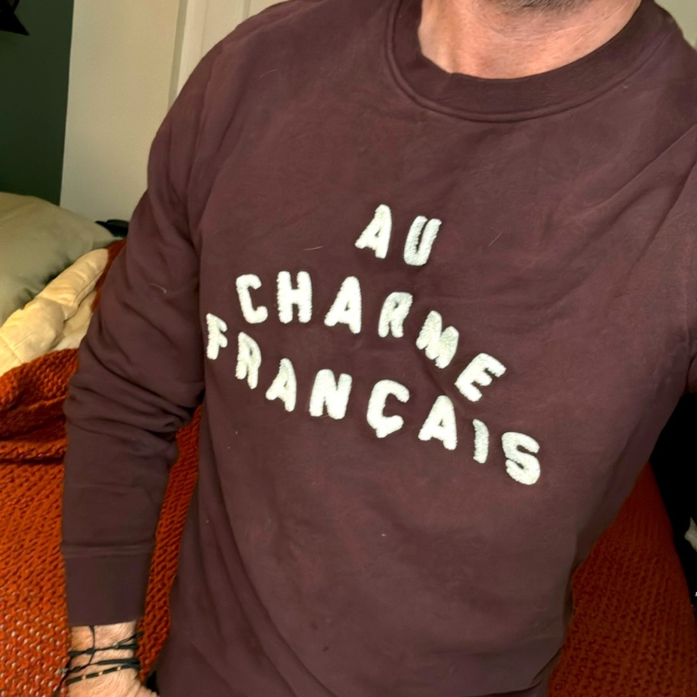 Balibaris maroon sweatshirt with text in French. Medium. Long sleeve.